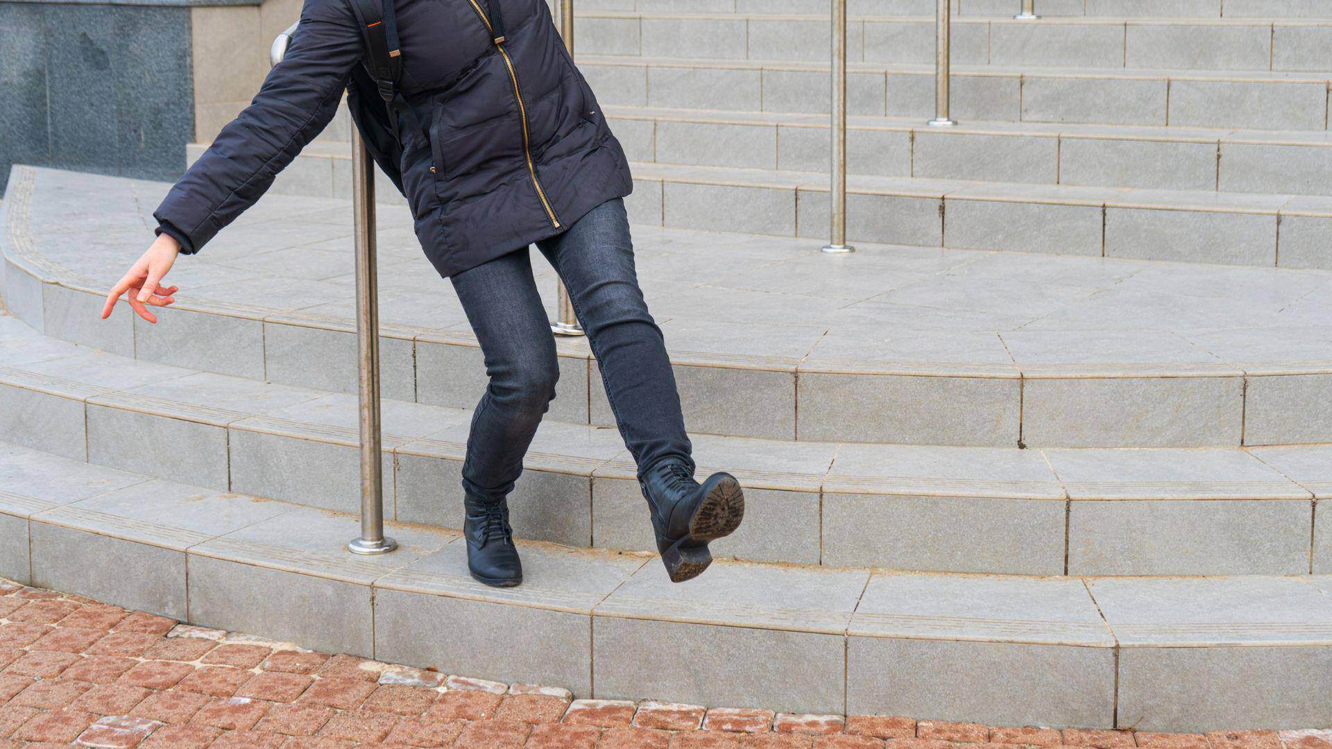 A woman slips down danergously unmarked stairs in Carrollton, Georgia